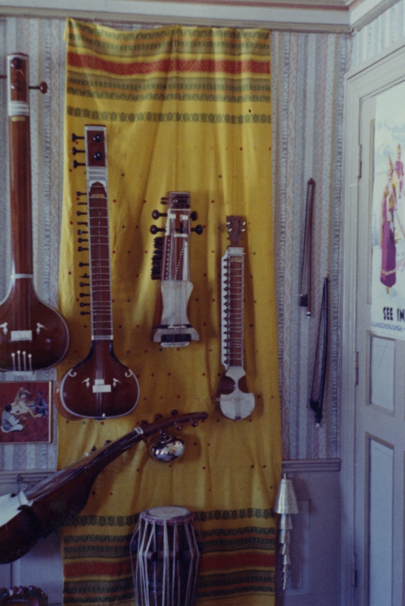 Bilde av indiske instrumenter i den tidligere orientalske avdelingen i hovedbygningens 2. etasje, i det nåværende orgelrommet.