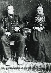 Portrett,bunad og sølje.
Guri Haugstad Ro og Ola Ro nordre.