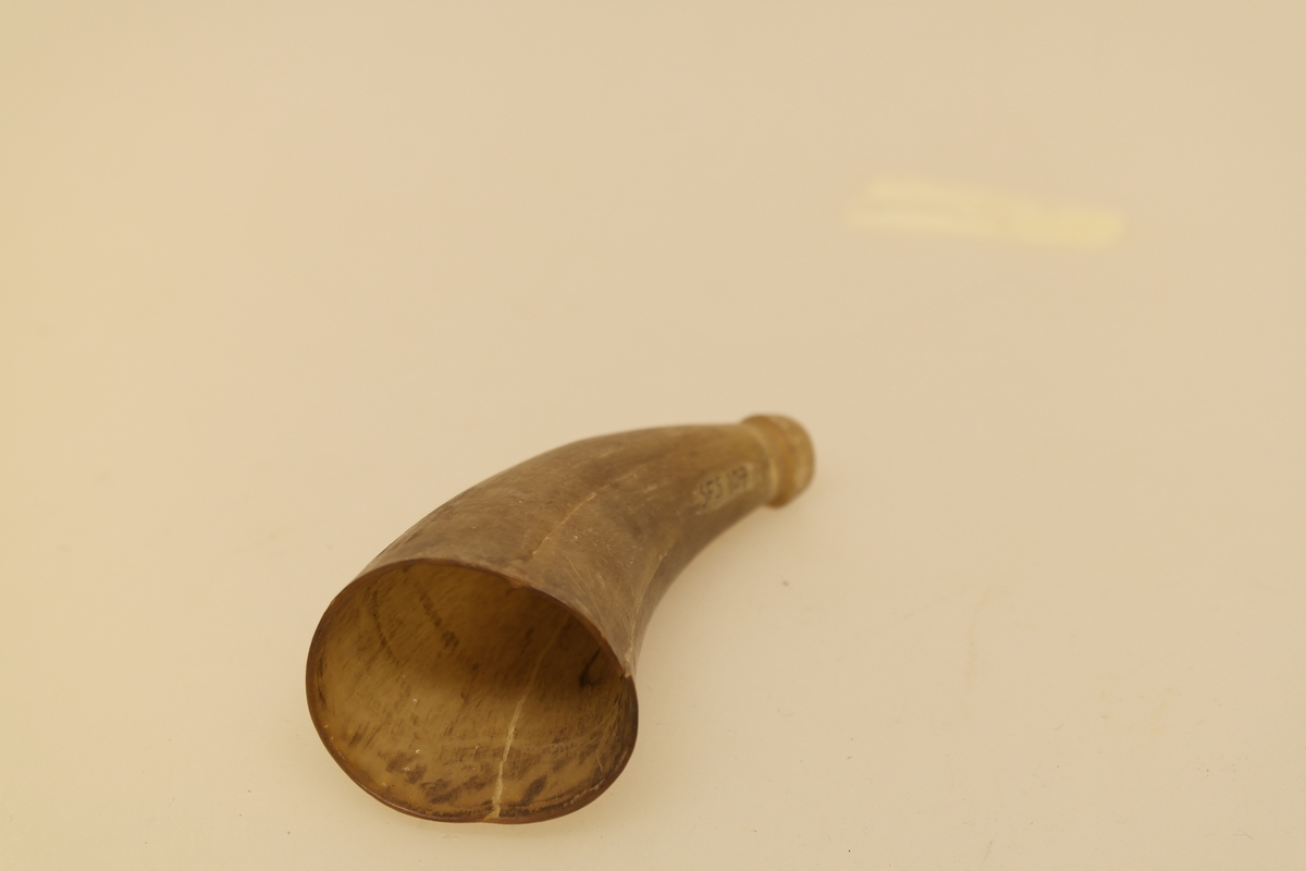 To koppehorn (a-b) til bruk ved årelating. Skåret og pusset. Begge er skåret til i den spisse enden.