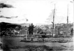 Byprospekt, Larvik sett fra Larvik havn, seilskip, Skottebry