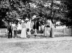 Theodor og Josefine Koppang med barn foran inngangspartiet t
