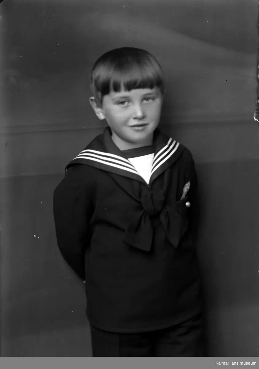 Ateljébild på en pojke i sjömansblus. Beställare till bilden: Fru Lilian Andersson ifrån Ölands Skogsby.