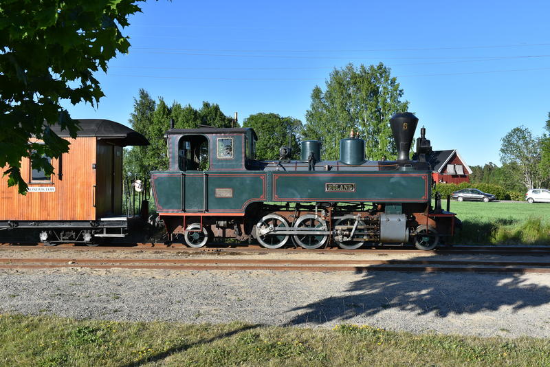 Damplokomotivet Høland med passasjervogn
