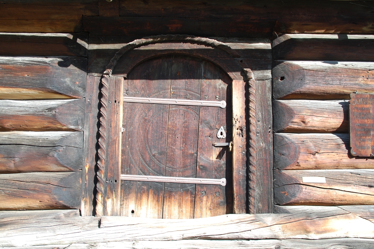 Laftet bygning i en etasje, tilbygget et tårn i hjørnet og sammenbygget med H 14, Isumstua. Kapellet har to rom, der det østre rommet har malt akantusdekor på vegger og i tak. Åpent inn til skipet, der gulvet ligger lavere enn i koret. I skipet er det kirkebenk langs nordveggen og et stort pulpitur mot vest. Klokketårnet har inngang fra mellombygget mellom kapellet og stua, og er formet som en klokkestøpul, med støpulen i Vågå som forbilde. Tekket med takspon. Ved gjenreisningen sagede spon, senere kløyvde spon.