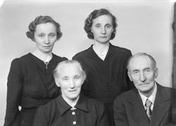 Ole Nilsen Koth med kona Ingeborg og døtrene Sigrid og Gudru