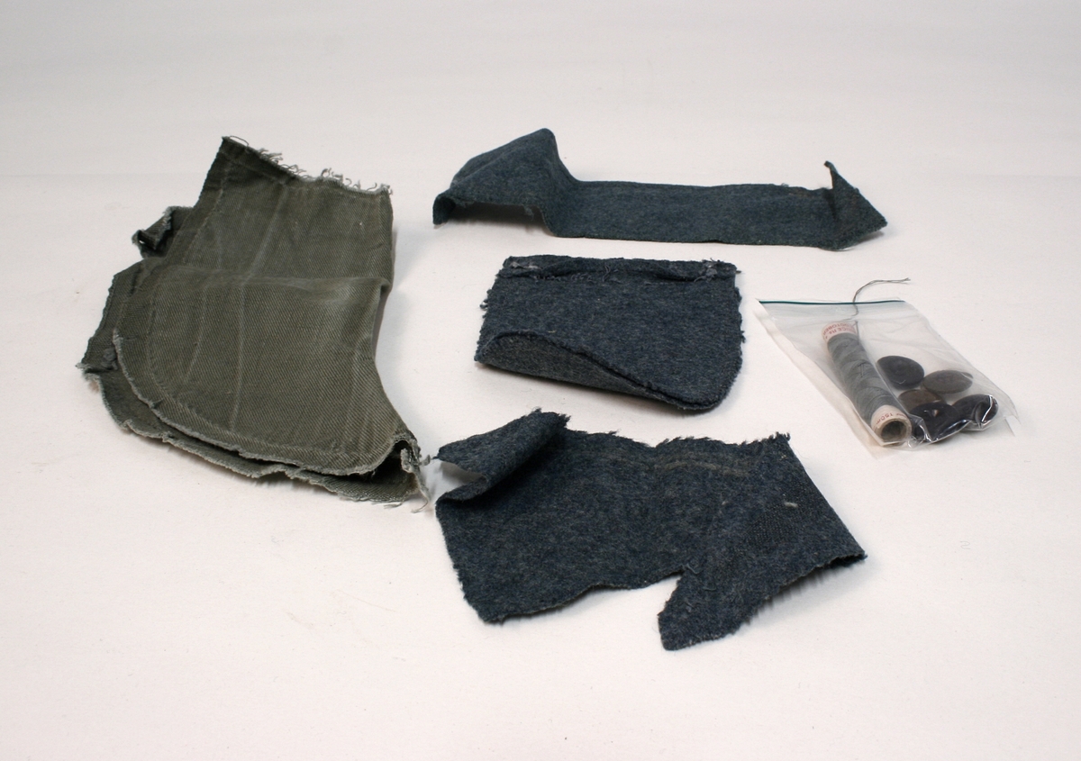 Full uniform med støvler. På brystet har den en pins (Politiets dag 1942), en bånd (Minne-/deltakermedalje 1914-1918) og EK. 2. klasse bånd. Den har også fløyte i brystlommen. 

Skulderdistinksjoner til en oberwachtmeister

I lommen var det stoff lapper og sytråd med nål. 

På beltet har den pistolhylster med Walther PP magasin.