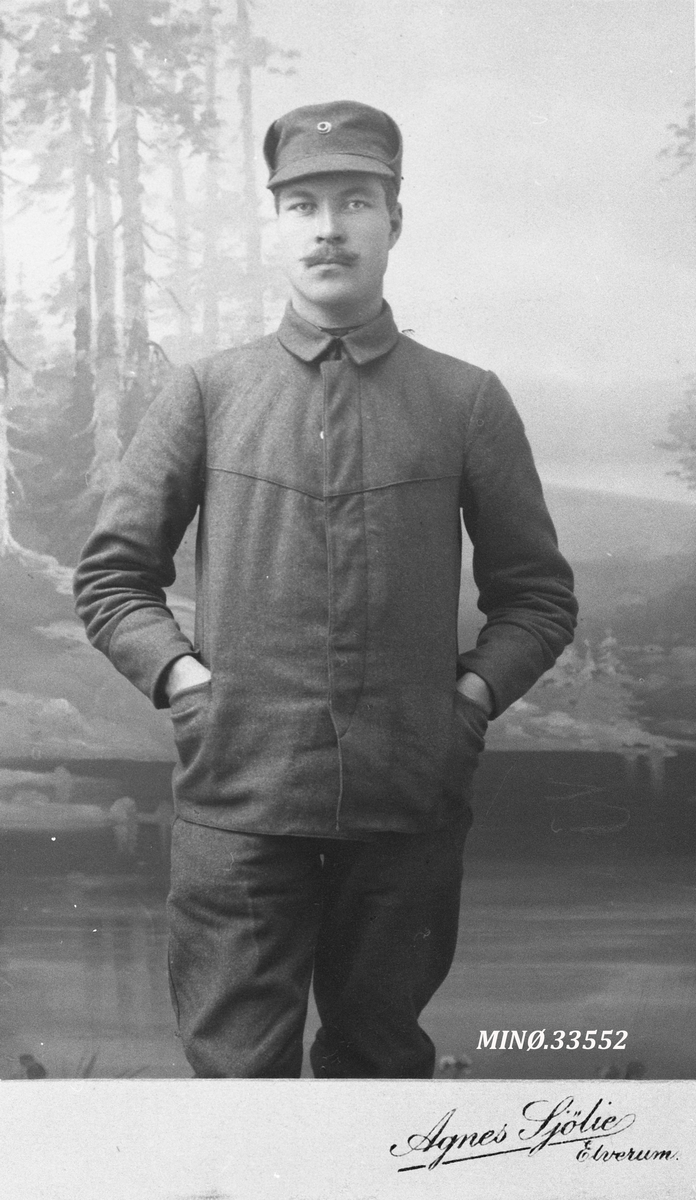 Portrett av mann i uniform