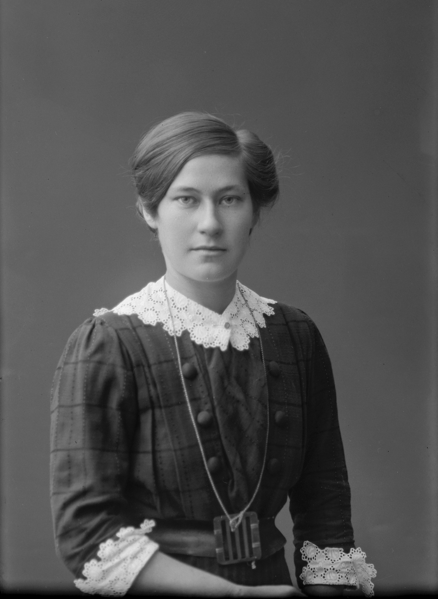 Porträtt från fotografen Maria Teschs ateljé i Linköping. 1915.
Beställare: Emmy Löf.