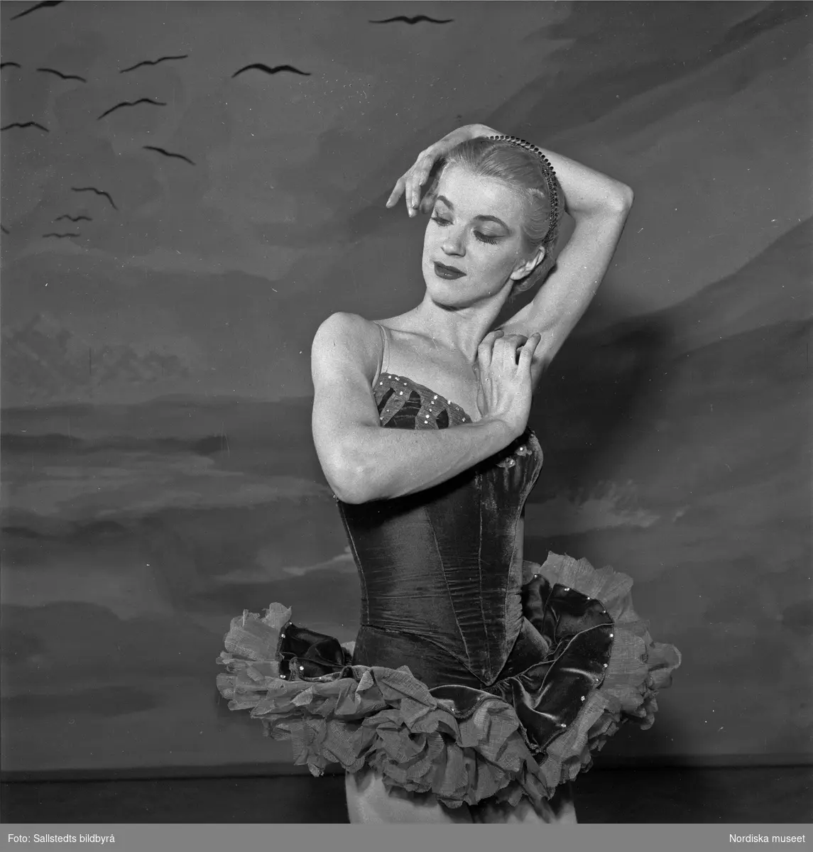 Dansaren Elsa-Marianne von Rosen i en uppsättning av Birgit Cullberg, på Södra Teatern, Riksteatern, februari 1950. Scenografin är ett hav med fåglar på himlen.