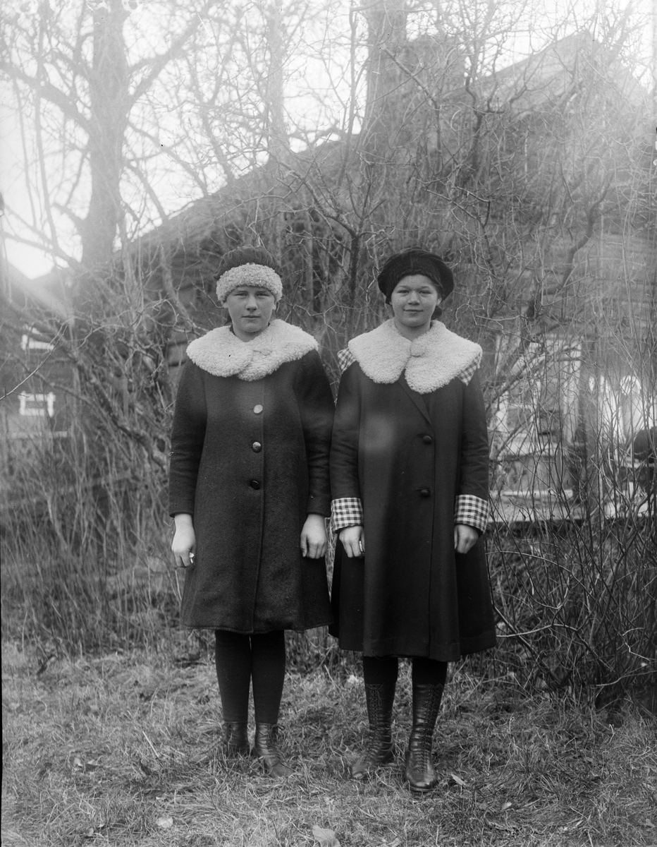 Greta Hällman och Hildur Sjöberg från Fröslunda, Altuna socken, Uppland 1922