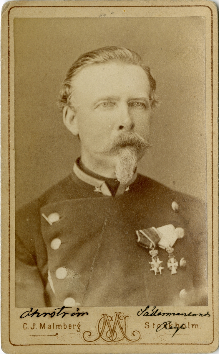 Porträtt av Carl Frans Eduard Öhrström, kapten vid Södermanlands regemente I 10 och Intendenturkåren.

Se även bild AMA.0009402.