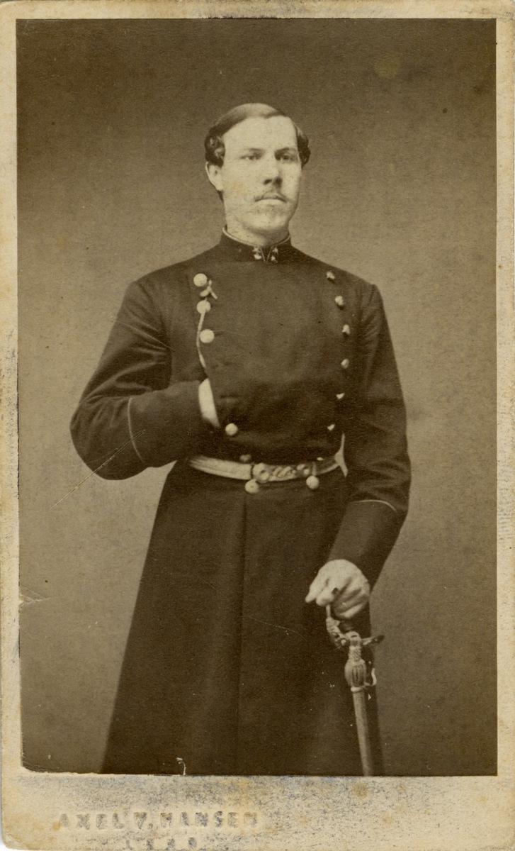 Porträtt av David Fabian Gustaf Adolf Ohlson, löjtnant vid Jönköpings regemente I 12.
Se även AMA.0008207, AMA.0008213, AMA.0008219, AMA.0009525 och AMA.0008223.

Gustaf Adolf Ohlson är känd som uppfinnare av olletröjan.