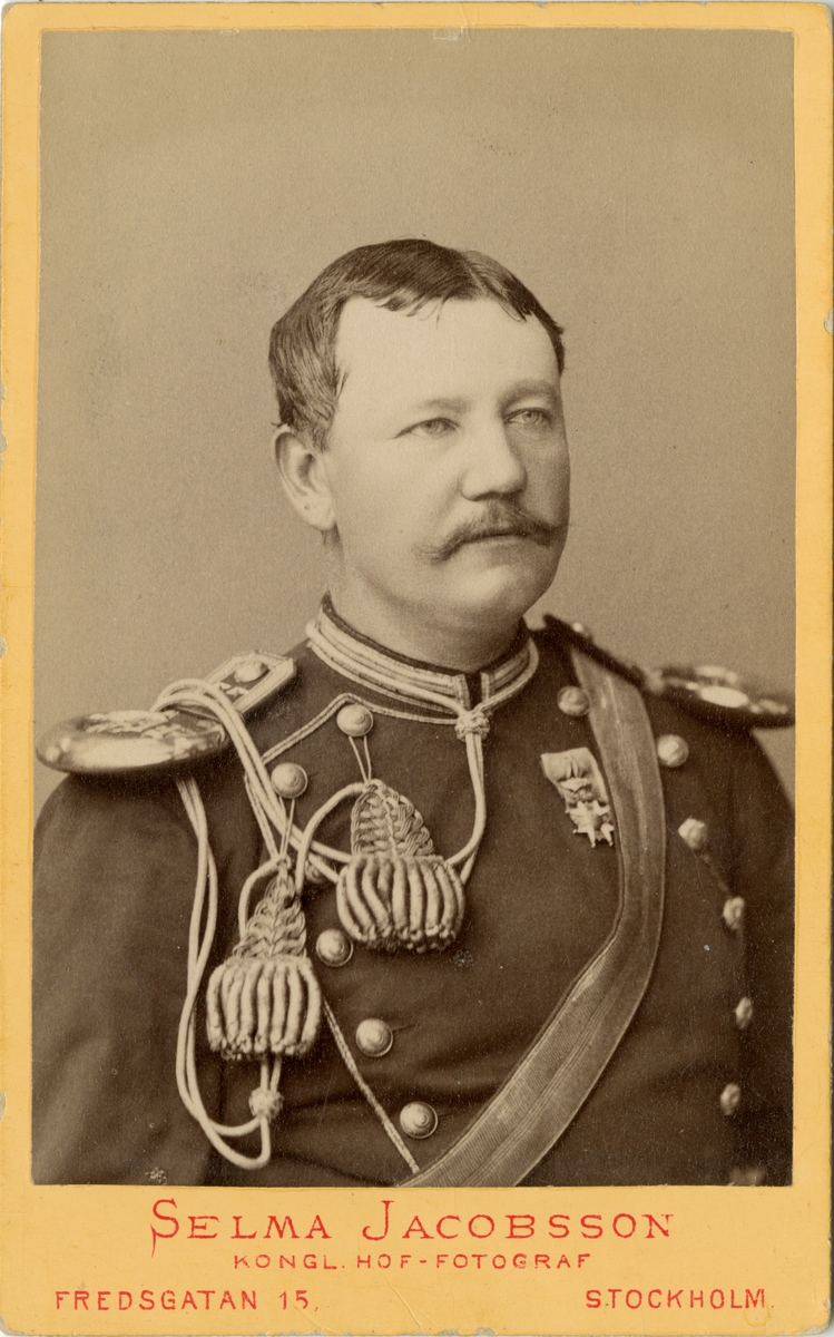 Porträtt av friherre Carl Gustaf Theodor Bennet, officer vid Skånska dragonregementet K 6.

Se även bild AMA.0002048 och AMA.00021623.