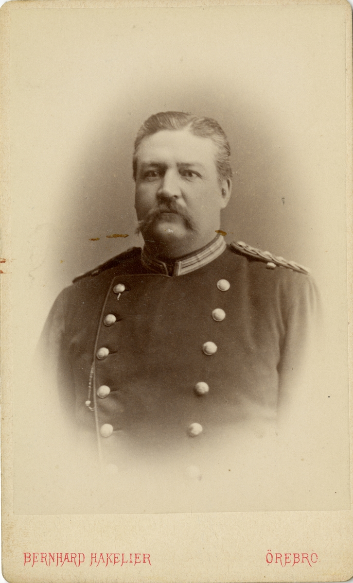 Porträtt av Johan (John) Gustaf Philip Marc Jennings, officer vid Upplands regemente I 8.

Se även bild AMA.0009557 och AMA.0009573.