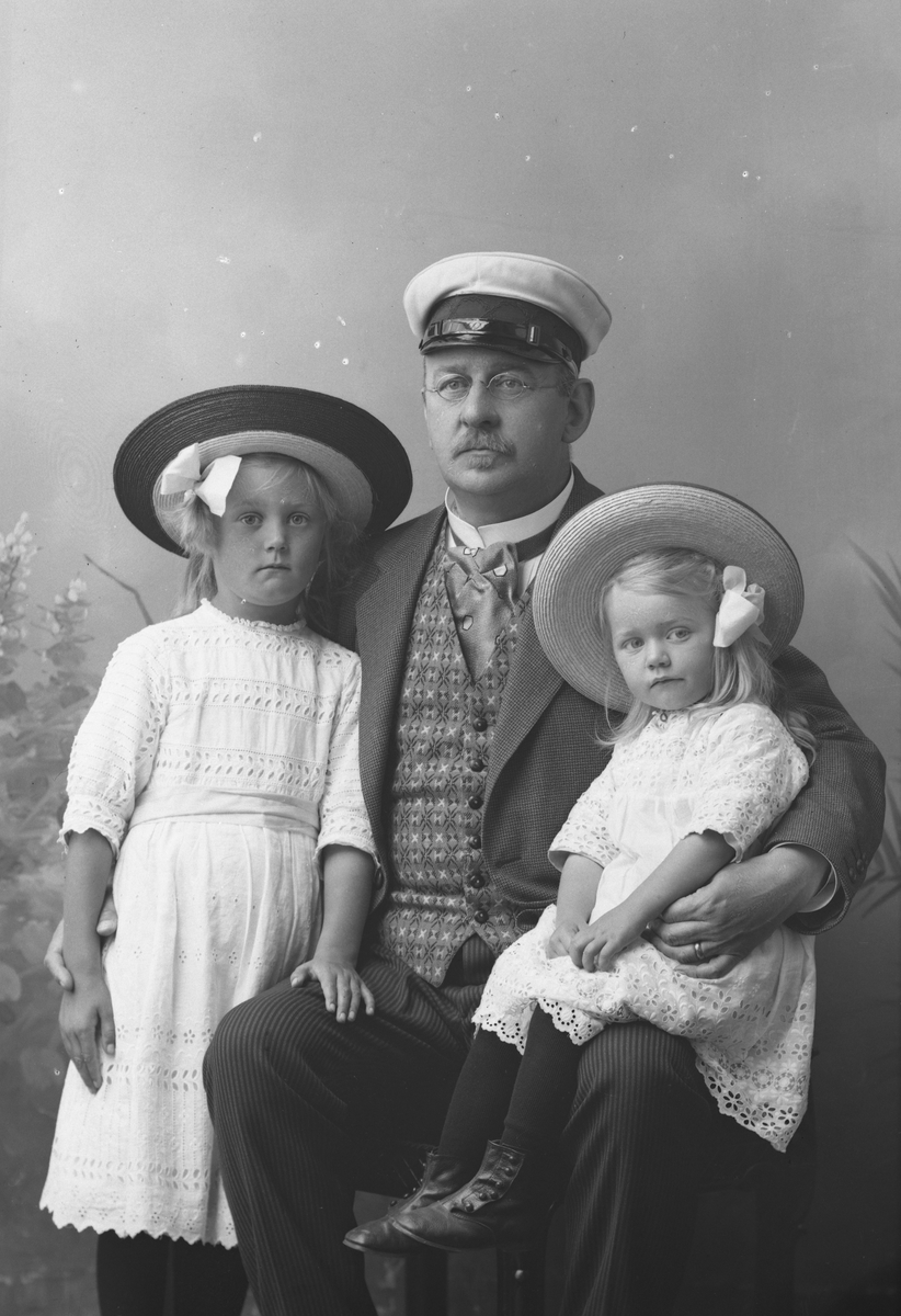 Kamrer Knut Otto Lindwall med döttrar. Född 17 augusti 1866. Riksbanken