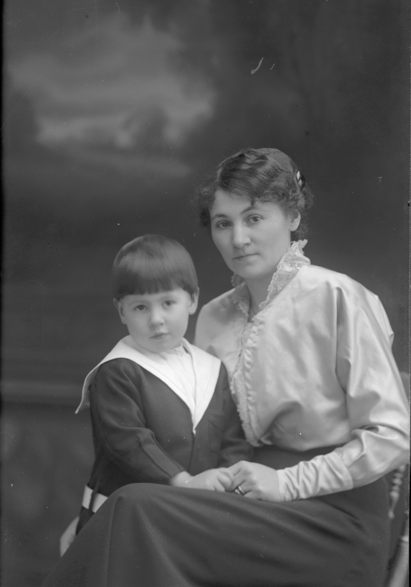 Elsa Ekström med sonen Sture