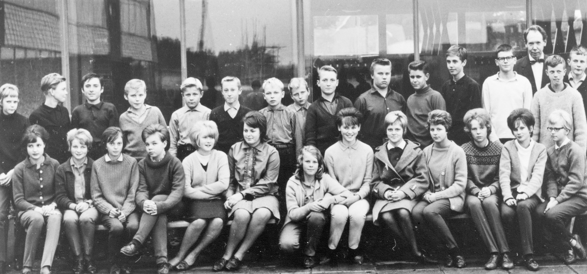 De första högstadieeleverna från Hedesunda i Sofiedalsskolan i Valbo 1963,
Klassföreståndaren är Gösta Malm, Valbo.