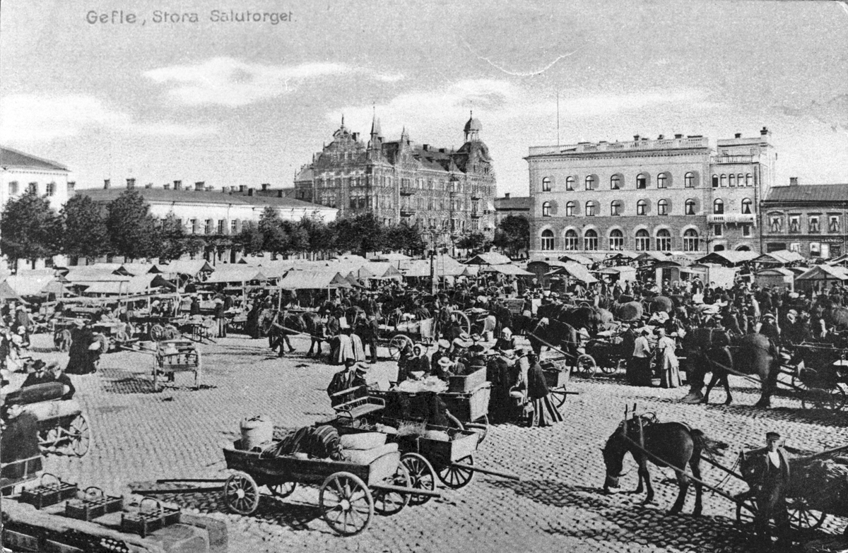 Gefle, Stora Salutorget.
Stortorget. Till höger i bakgrunden Gävle stads Sparbanks hus (som byggdes 1897-1899).