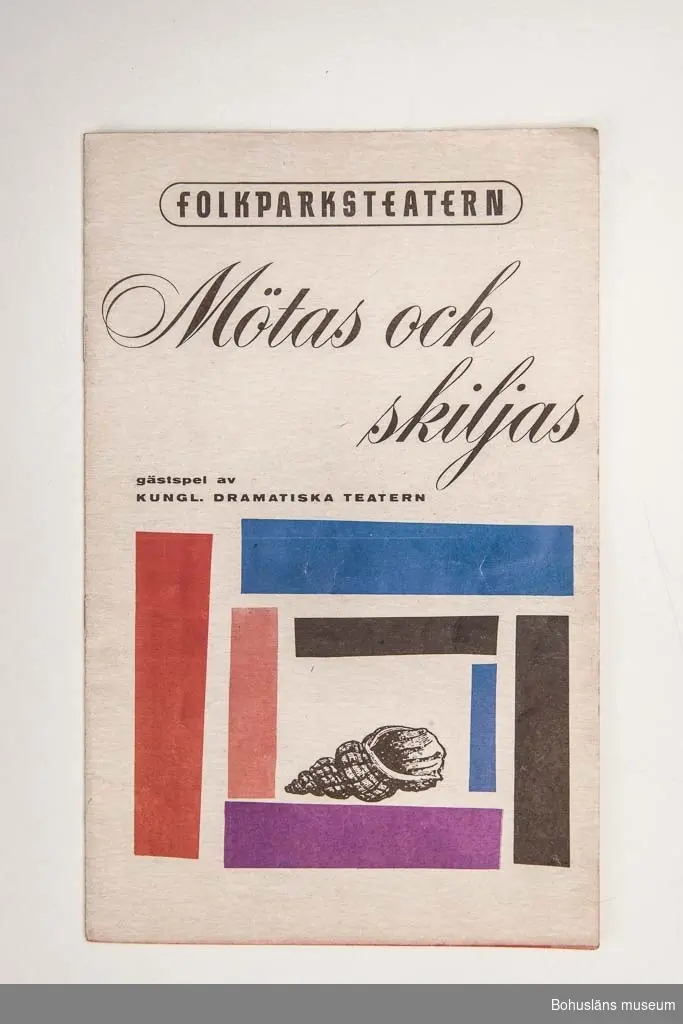 Tryckt teaterprogram, Folkparksteatern "Mötas och skiljas", 1958. Flerfärgat omslag och inlaga 20 sidor sv/v med presentation av föreställningen och den aktuella uppsättningen med dess medverkande, ibland med fotografier. Annonser.