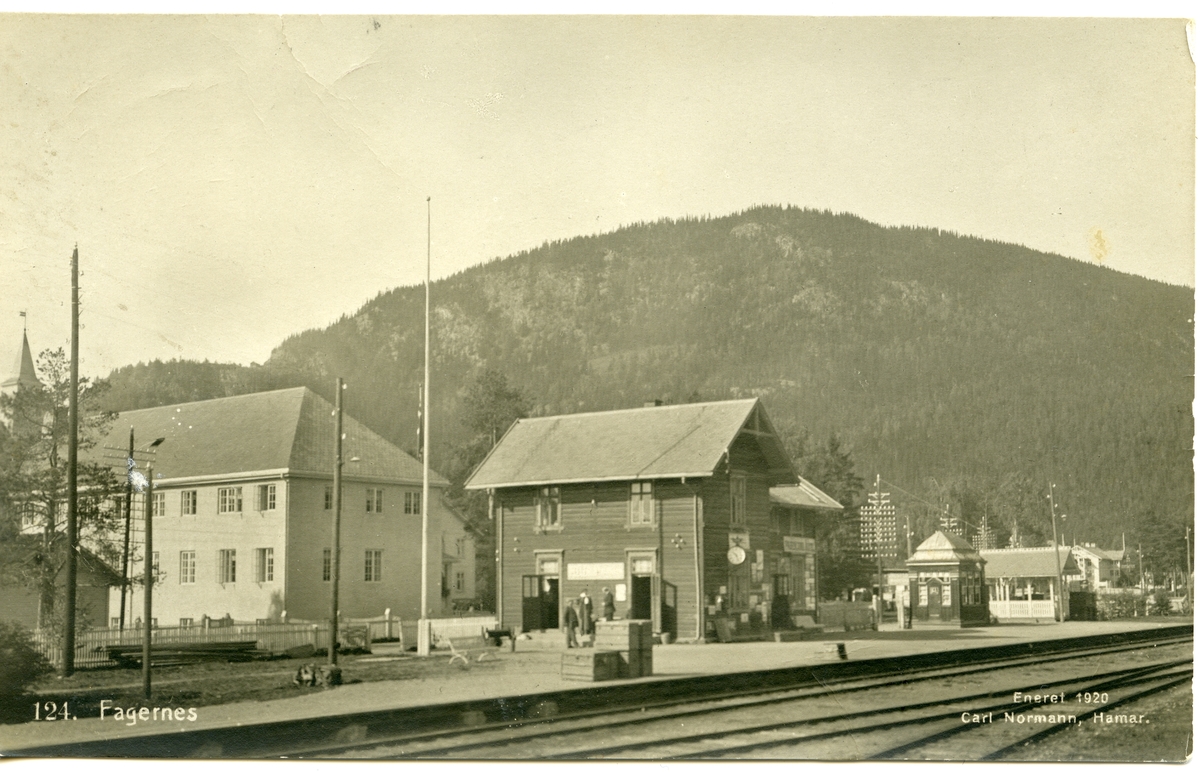 Postkort med motiv av Fagernes Hotell og Fagernes jernbanestasjon.