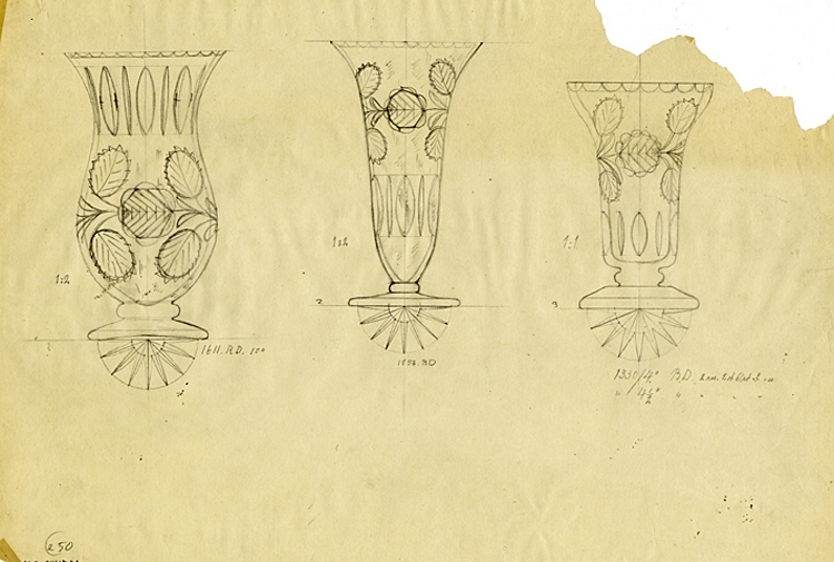 Blyertsteckning på smörpapper.
Original.
Skär- och blomslipat.
Nr 1 - vas, slipad fot. Krysskär längst ner. Rosor - blad.
(Skala 1:2 ?). 1233 RI.
Nr 2 -  tankeskiss, optik på insidan - glas och kanna.
Nr 3 - vas, slipad botten. Rosor - blad. (Skala 1:1 ?). 1129 14 " RD.
Nr 4 - ostkupa. Undre del slipad i botten. Kupan rosor - blad. 
Slipad knopp. 1320/ RA, 3 del.

Inskrivet i huvudbok 2010.
Montering/Ram: Ej monterad