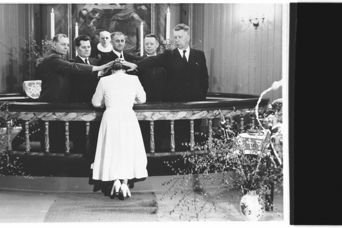 Misjonsvigsle,
Misjonærvigsle av Kristi Rust 13 mai 1956
Prost Johannes Ødne står i bakgrunnen.