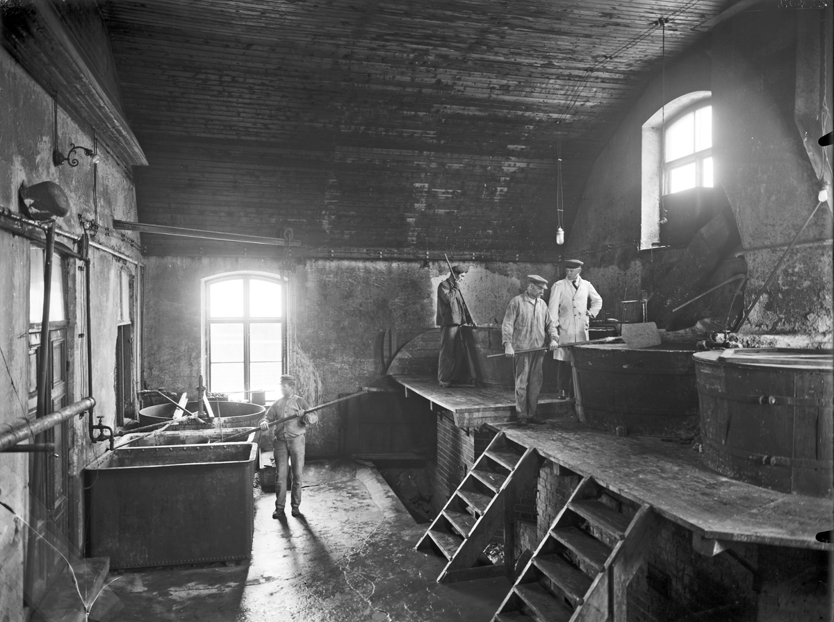 Tekniska fabriken Flora, grundades på 1880-talet av borgmästaren Johan Wilhelm Petre, hans son F.W. Petre och svärson Gustaf Nyström för tillverkning av parfymer, eau de cologne, toalett- och hushållsartiklar, upptog vid sekelskiftet cirka 1.200 artiklar. Flora exporterade bläck som fick guld- och silvermedaljer vid utställningar i Sverige och utomlands. Efter 1905, då Birger Fogelberg övertog och utvecklade fabriken, blev Florodolprodukterna främst tvålar huvudartiklar. Fabriken låg vid Första Tvärgatan 9, hade egen verkstad för kartonger och packlådor och butik på Nygatan 35. Flora övertogs 1950 av AB Sunlight, Stockholm, fick namnet Flora Vinolia och flyttades till Upplandsgatan 13. Fabriken i Gävle lades ner 1954 då tillverkningen flyttades till Nyköping