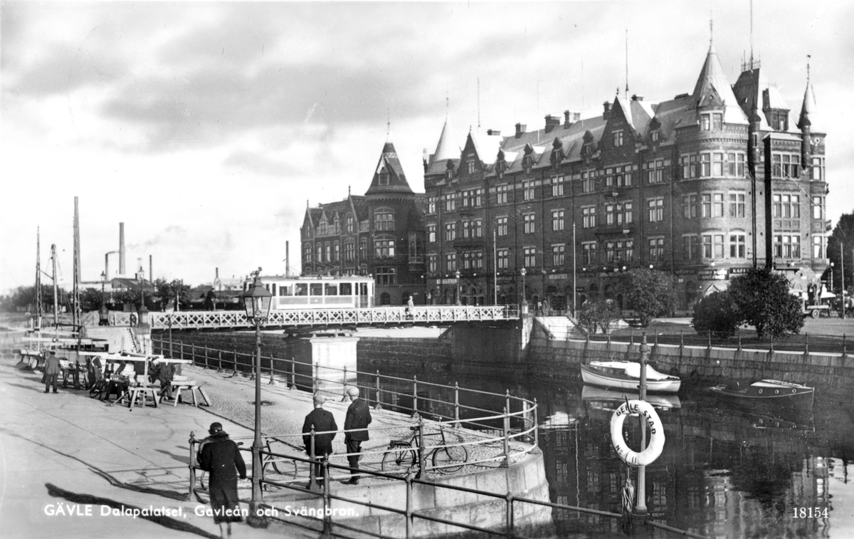 Gävle. Dalapalatset, Gavleån och Svängbron. Gevaliapalatset.