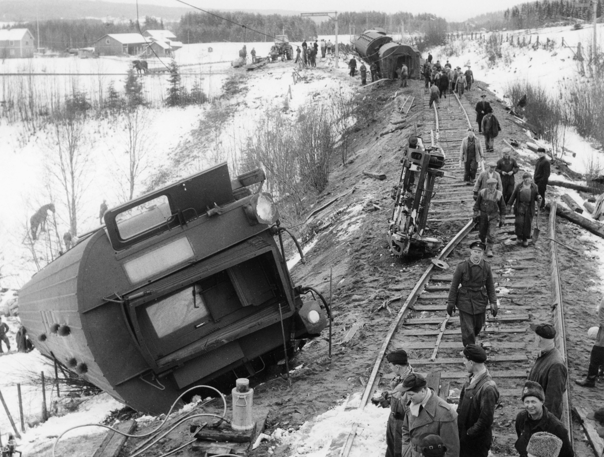 Olyckshändelser i posttjänsten. Järnvägspostbefordran. 
Tågurspårning söder om Forsmo år 1955.  Postkupé 313 upp närmast på bilden.