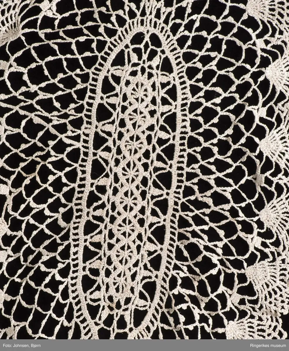 oval med sirkler i et midtfelt, vifteformet bord ytterst