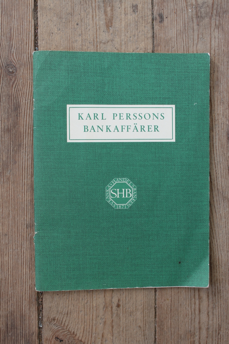 Bok från 1958. Information om bland annat betalningar, värdeförvaltning, checkräkning och lån. Tryckt i av Ljunglöfs Litografiska AB, Stockholm.