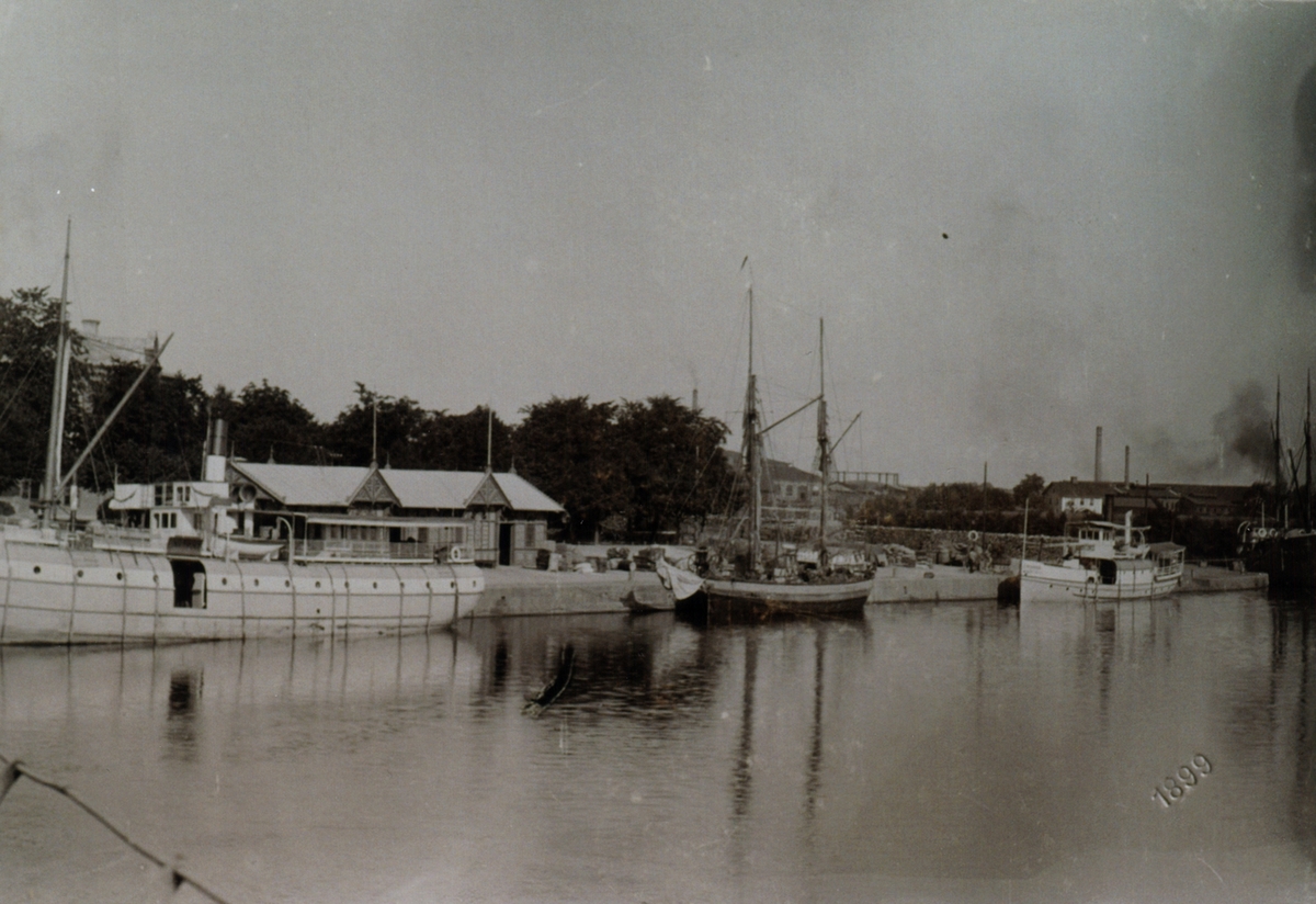 Bilden visar en vy över Linköpings hamn.
Hamnkontoret vänster i bild.

Extern upplysning: Den större båten som ligger vid hamnen gick till Linköping 1876-1903 först med namnet Phoenix och från 1882 med namnet Linköping. Den mindre båten hette Brokind och trafikerade Kinda kanal 1878-1903.