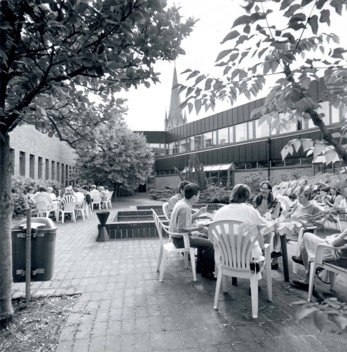 Innergården av Stifts- och landsbiblioteket, domkyrkotornet ses i bakgrunden.
Stadsbiblioteket: Efter en arkitekttävling 1966 ritades och inreddes biblioteket av arkitekterna Bo Cederlöf och Carl-Ewert Ekström. Byggnaden öppnades för allmänheten 1973-11-03, men invigningen skedde först 1974-06-06. Natten mellan 20-21 september 1996 utbröt en brand och huvuddelen av biblioteket förstördes.