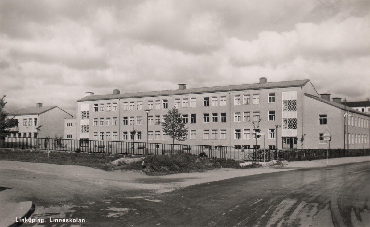 Orig. text: Linköping. Linnéskolan. Södra Linnéskolan, invigd 1947 ...