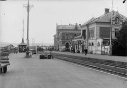 Hamar jernbanestasjon.
Skilt for kvinnekupe, og skilt til T