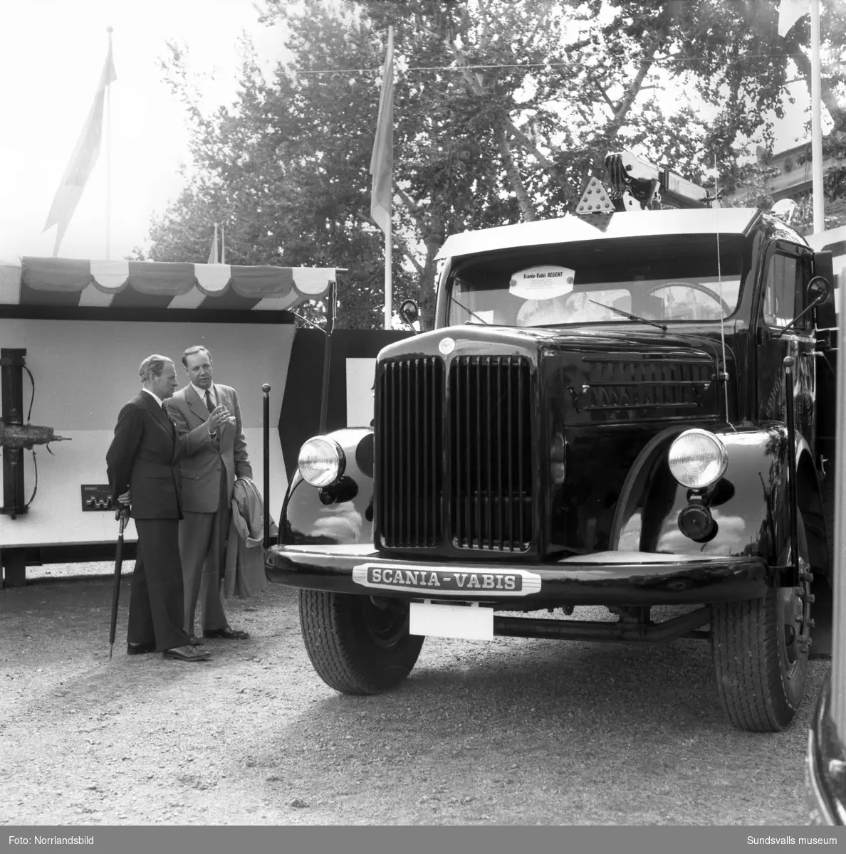 Bil & Buss monter vid Sundsvallsmässan 1954. Olika modeller av Volkswagen och Scania Vabis.