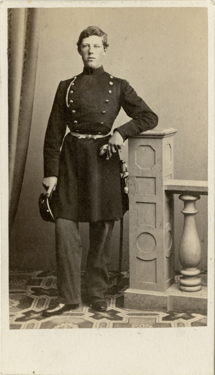 Porträtt av greve August Reinhold Louis Stackelberg, officer vid Andra livgrenadjärregementet I 5.

Se även bild AMA.0001984, AMA.0008464 och AMA.0009520.