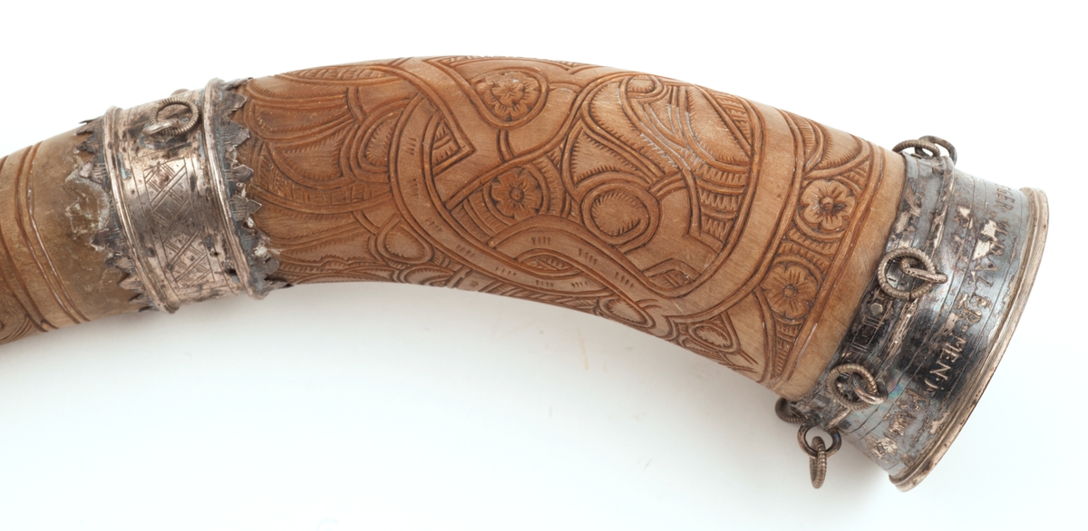 Stashorn. Skåret dekor på horn med graverte sølvbeslag