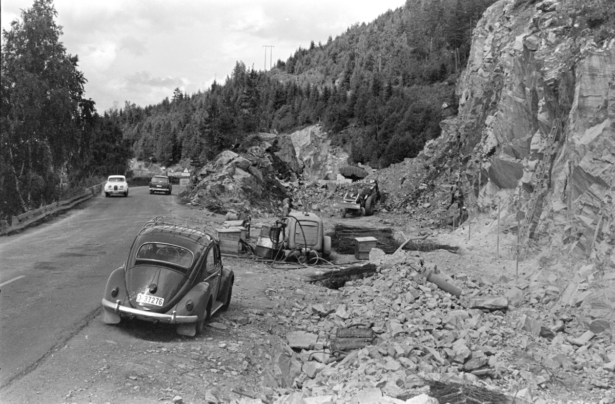 Morskogen, Stange. Vegutbygging, vegarbeid, anleggsmaskiner, biltrafikk, sprengningsarbeid, 