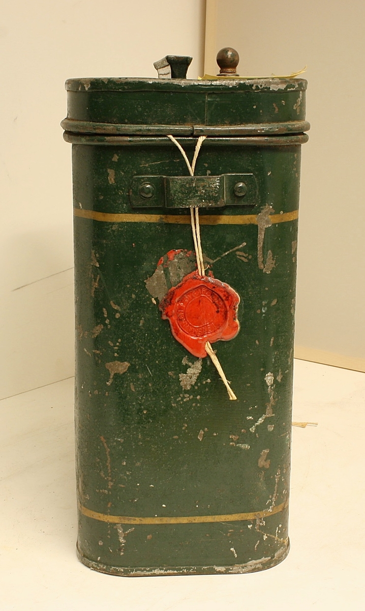 Avrundet, rektangulær boks. Den norske løve på fronten. Rødt segl på begge kortsidene. Hvit hyssing.