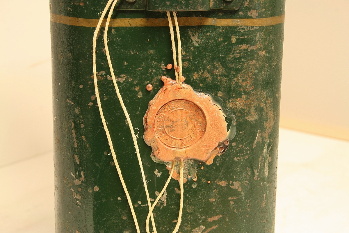 Avrundet, rektangulær boks. Den norske løve på fronten. Rødt segl på begge kortsidene. Hvit hyssing.