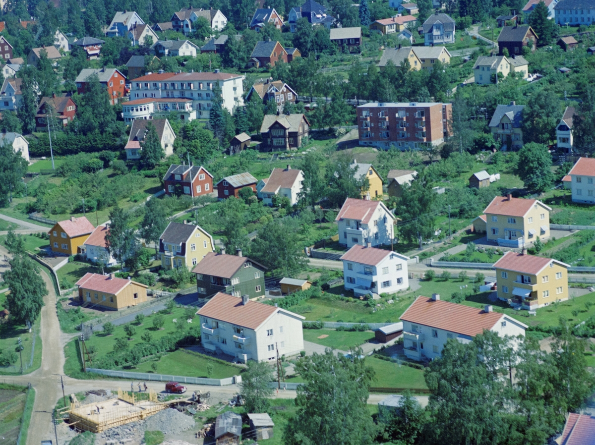 Flyfoto, Lillehammer med Oppland Hotel øverst til venstre. Nederst krysset Weidemanns gate og Suttestadvegen og Møinichens gate på tvers. De store hvite husene foran er Weidemanns gate 16 og Weidemanns gate 18