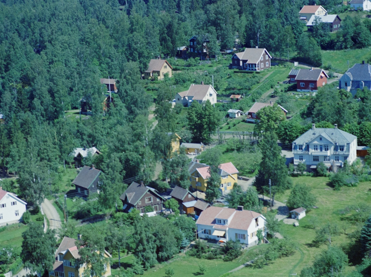 Flyfoto, Lillehammer, Søndre bydel med Bellevue tli høyre, Breisethvegen 13B er det hvite huset foran