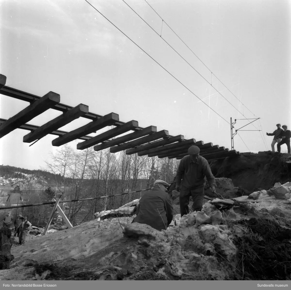 Uppröjningsarbetet pågår efter det stora banvallsraset i Svartvik i maj 1966.