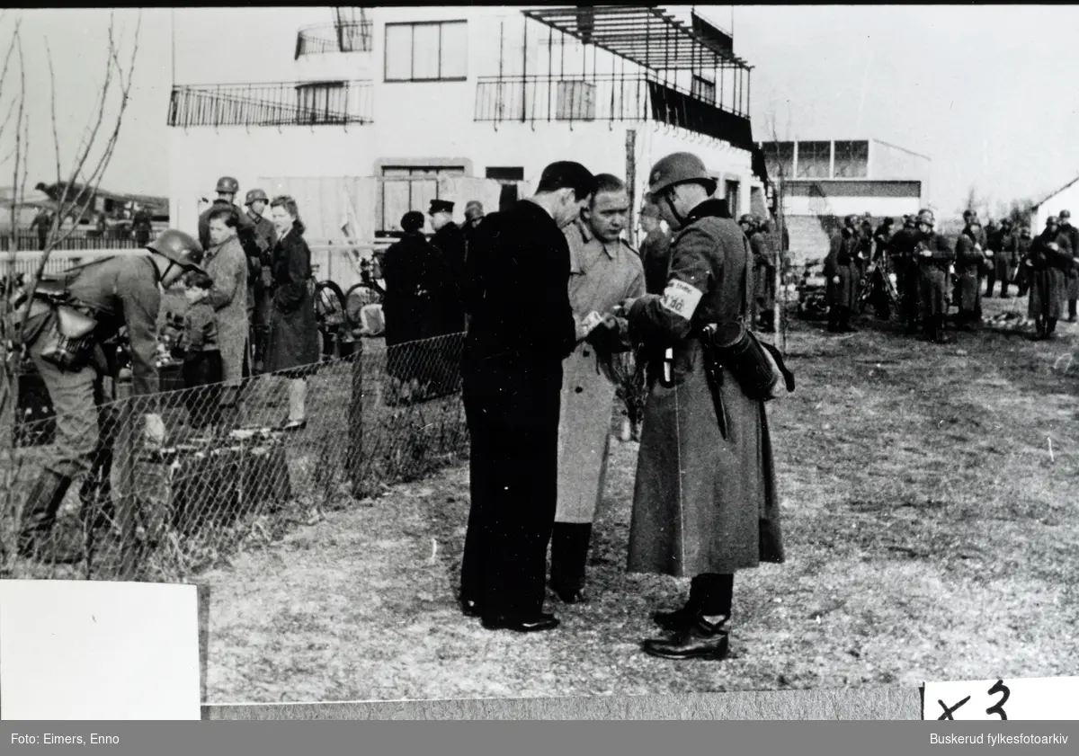 Ålborg 9.april 1940.
Jeg ønsker å handle med de første danske, tyske til engelske sigaretter. Den i mørk dress, viste meg stolt et hakekors lås. 
I bakgrunnen er den da sivile flyplassen.