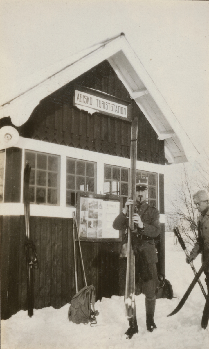 Kapten Silverstolpe från Södermanlands regemente I 10, gör sig klar för skidutflykt framför Abisko turiststation. Göta livgardes stridsvagnsbataljon på vinterövning 1929.