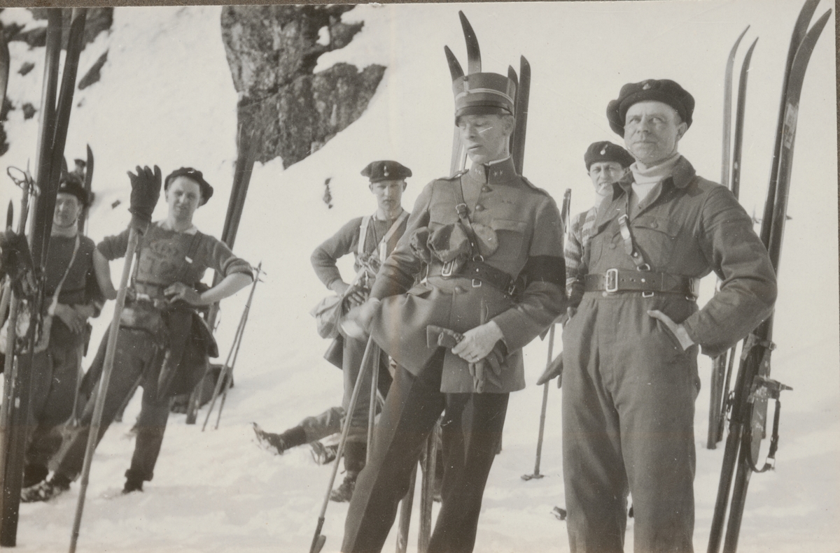 Elever från stridsvagnskursen vid Göta livgardes stridsvagnsbataljon poserar för kameran. Närmste kapten Gösta Bratt Hallands regemente I 16 och löjtnant Erik de Maré Dalregementet I 13,