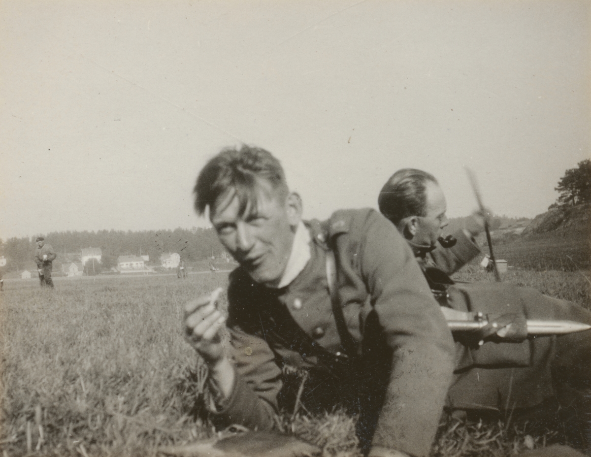 Måltid i naturen med löjtnant Kjell Festin från Livregementets grenadjärer I 3. Festin deltog i stridsvagnskursen vid Göta livgardes stridsvagnsbataljon år 1928-1930.