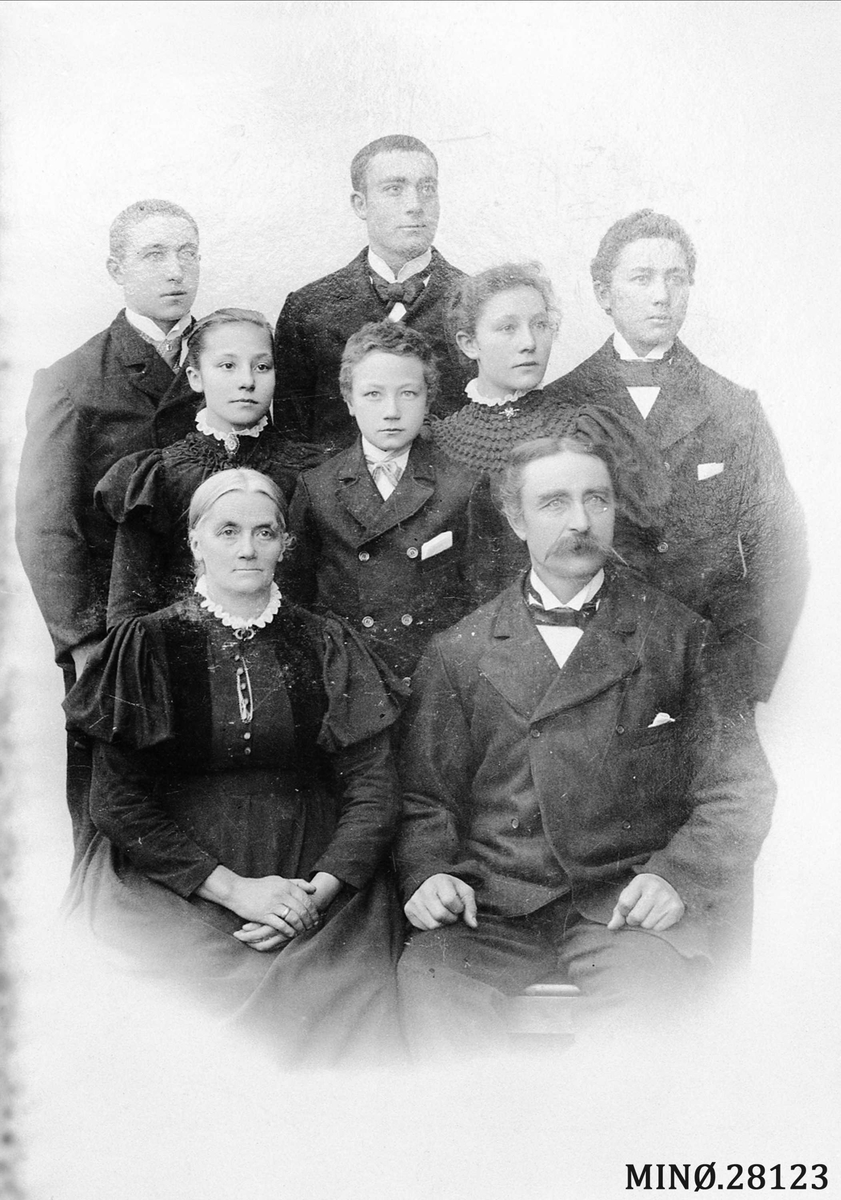 Familiebilde. Ola og Marit Ryhaug med barn, 2. rekke fv. Kari, Oskar, Maria, Karl. Bakerst Lars, Jørgen. 