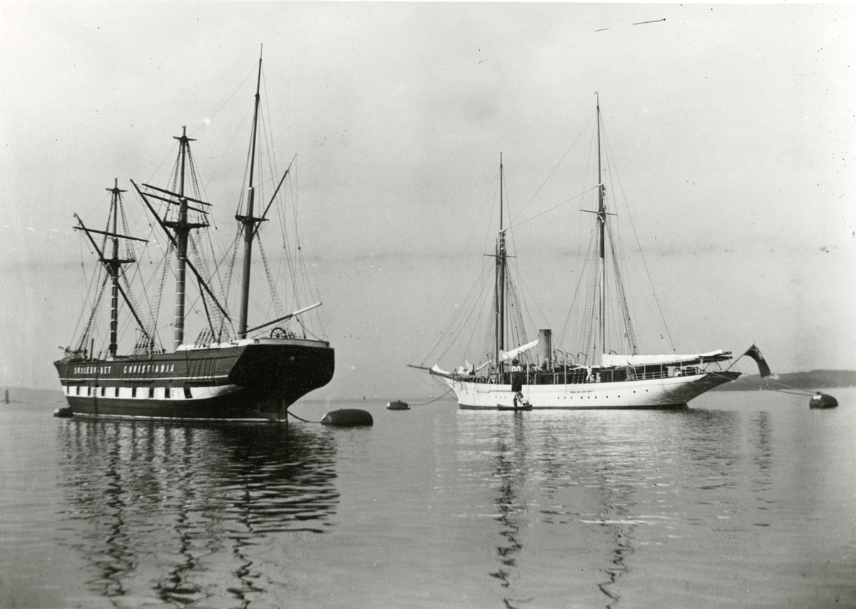 Sk/s 'Christiania' (ex. 'Star of Empire')(b.1853, USA) og Britisk yacht 'Argonaut' (b.1879) i Piperviken i 1901.